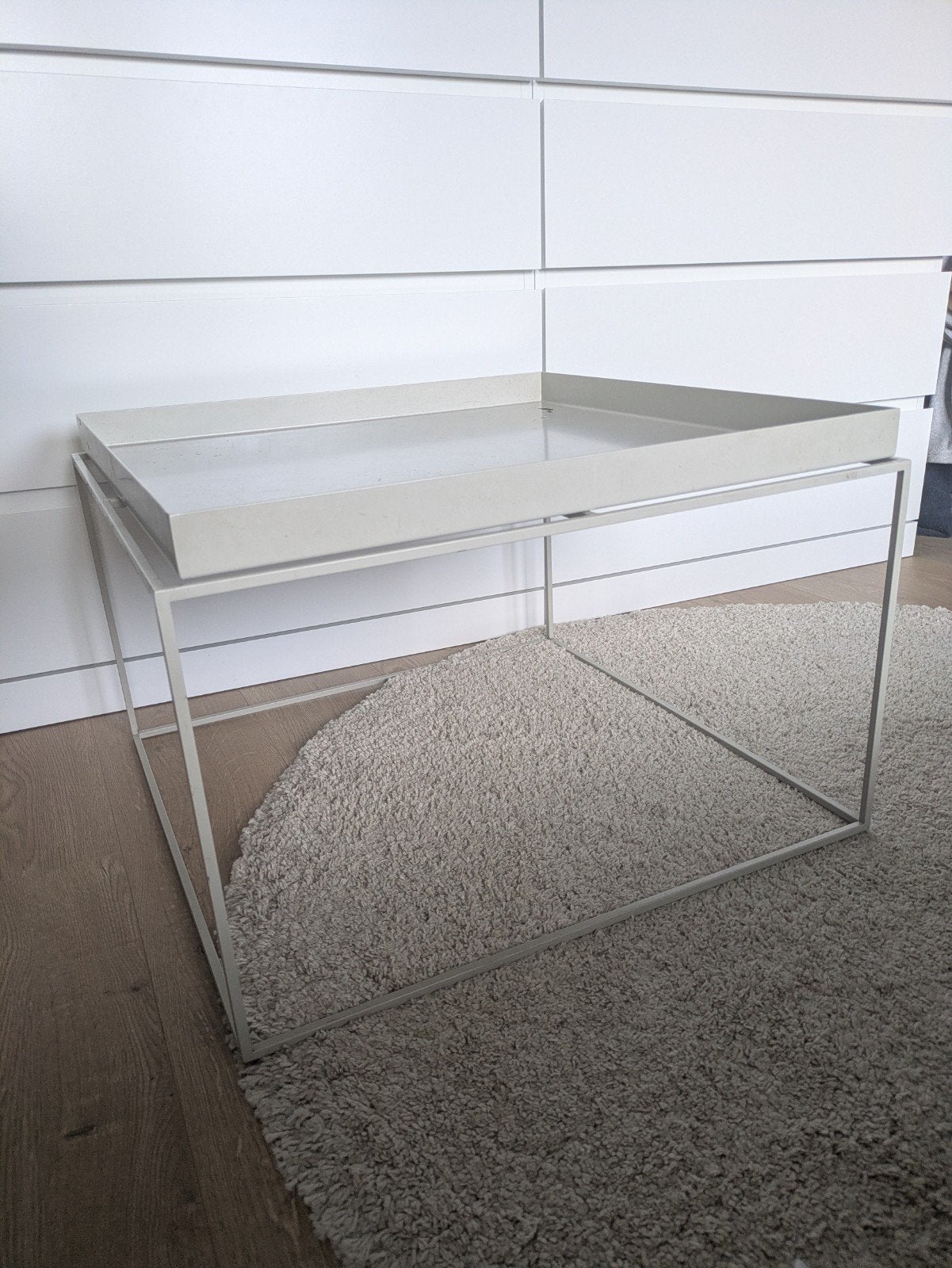 HAY Tray Table bijzettafel 60x60 cm - Beige, Huis en Inrichting, Tafels | Bijzettafels, Ophalen, Minder dan 45 cm, Gebruikt, Metaal of Aluminium