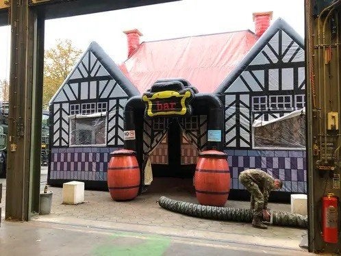 Opblaasbare café huren incl plaatsen. 10x5m. 50-60 personen, Ophalen of Verzenden, Zo goed als nieuw, Verjaardag
