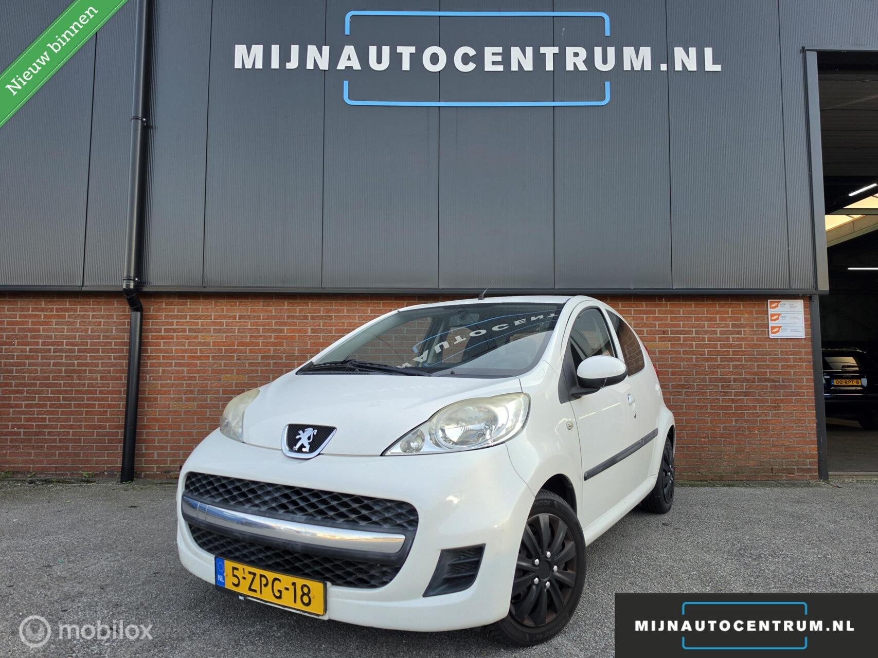 Peugeot 107 1.0-12V Urban Move / NAP / APK / AIRCO / CARPLAY, Auto's, Stof, Gebruikt, Zwart, 4 stoelen