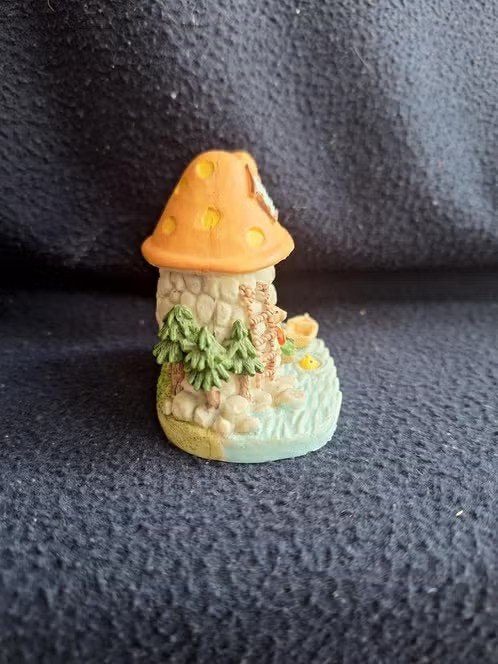 Beeldje konijn in Paddestoel h, Ophalen of Verzenden, Zo goed als nieuw, Dier