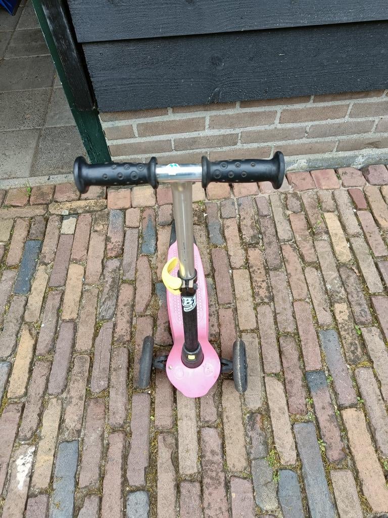 Roze Oxelo B1 step met 3 wielen, Ophalen