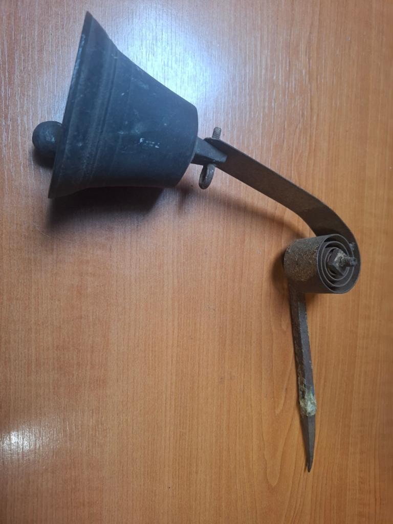Antieke bronzen deurbel met veer, Huis en Inrichting, Deurbellen, Ophalen of Verzenden, Gebruikt, Bedraad