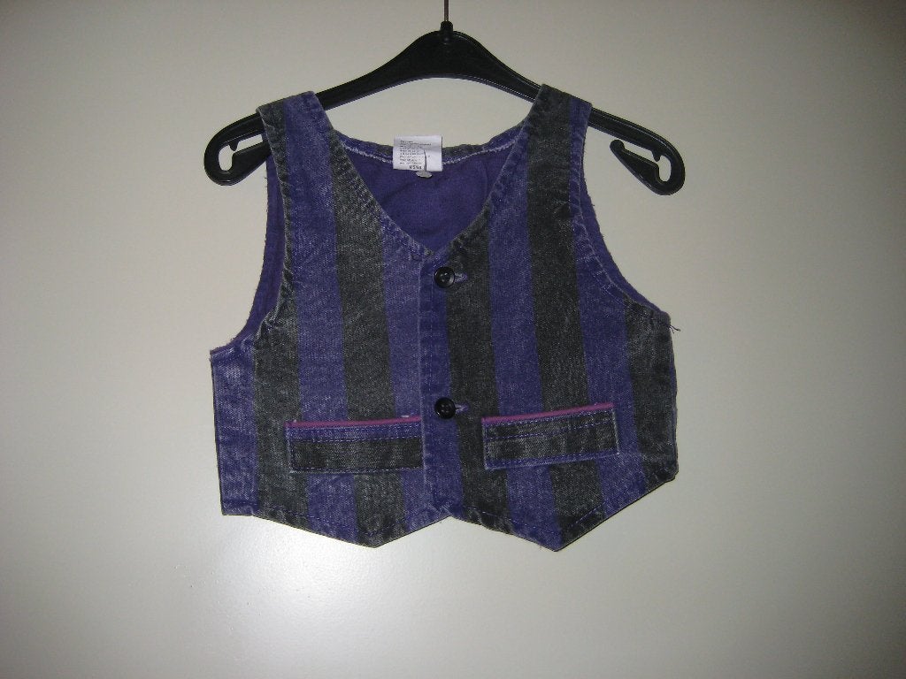 Zwart/paars jeans-vestje, 104 (85), Kinderen en Baby's, Kinderkleding | Maat 104, Ophalen of Verzenden, Zo goed als nieuw, Jongen of Meisje
