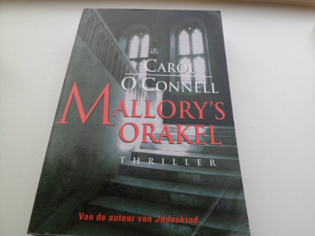 Mallory's Orakel - Carol O'Connell, Ophalen of Verzenden, Zo goed als nieuw