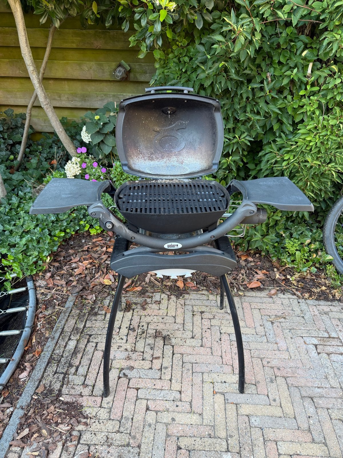 Weber barbecue op standaard, Tuin en Terras, Barbecue-accessoires, Ophalen, Gebruikt