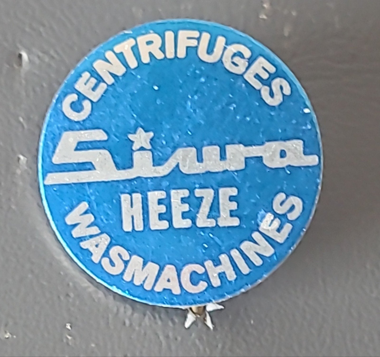 Vintage Speldje: Centrifuges Siura Heeze Wasmachines, Verzenden, Gebruikt, Overige onderwerpen, Speldje of Pin