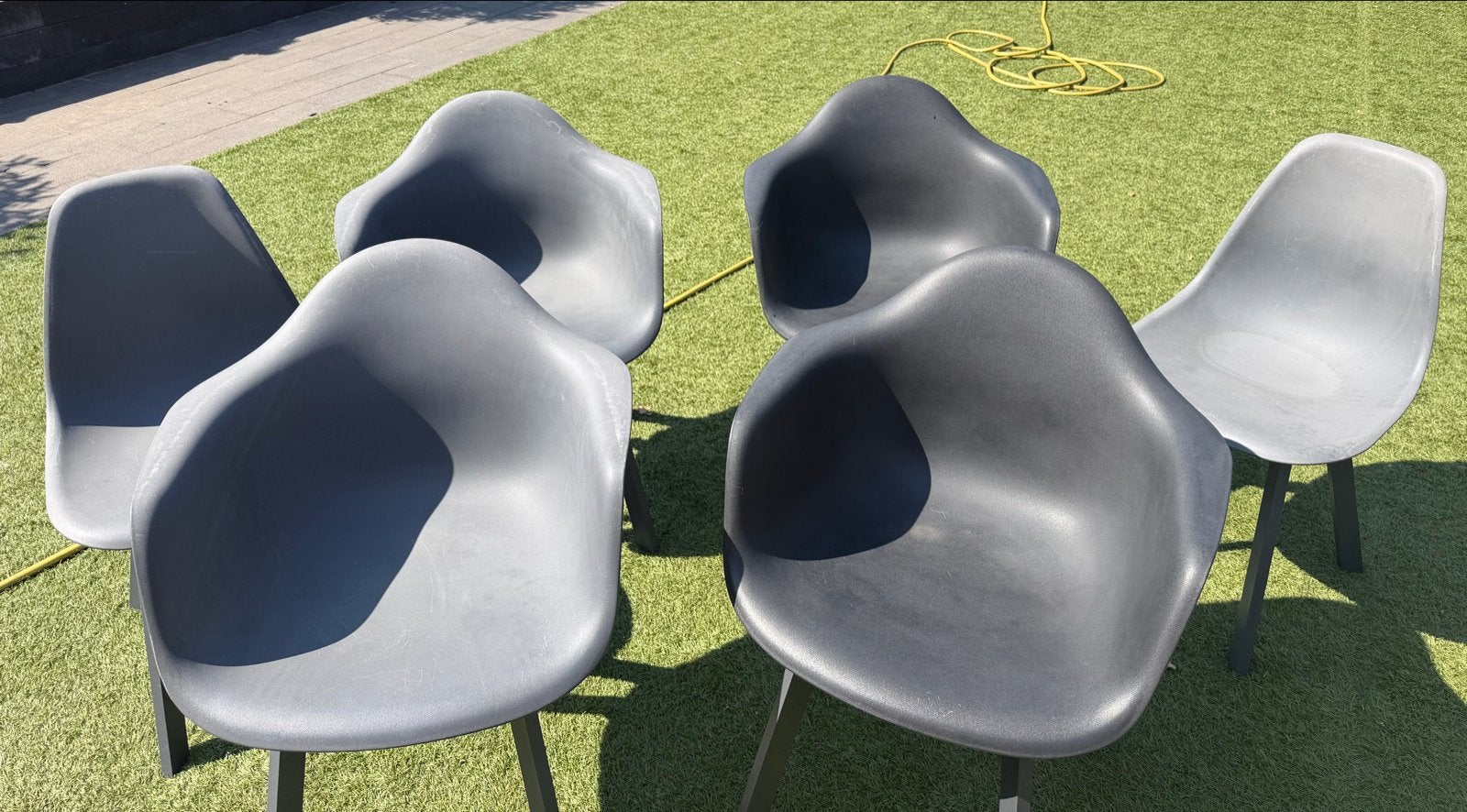 Gratis stoelen, licht verkleurd - Bois le Duc, Ophalen, Kunststof, Zo goed als nieuw, Grijs