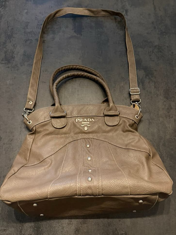 Leverkleurige Prada schoudertas(namaak), 30 cm of meer, Bruin, Minder dan 40 cm, Minder dan 35 cm