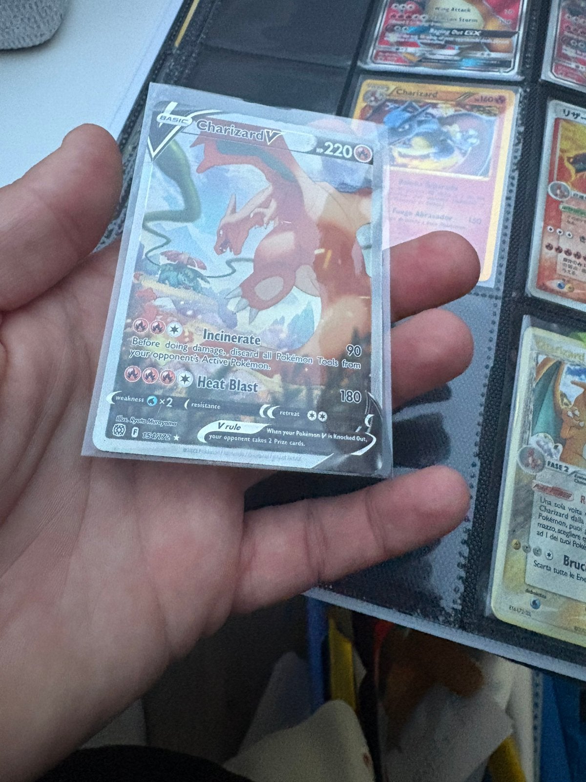 Charizard v, Ophalen of Verzenden, Zo goed als nieuw, Meerdere kaarten, Foil