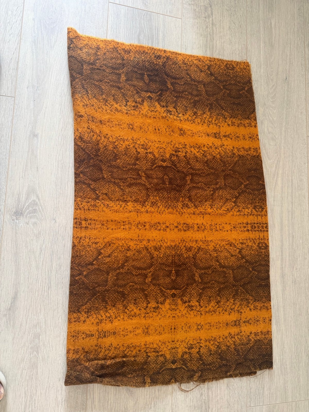 Warme sjaal met slangenprint in oranje en bruin, Ophalen of Verzenden, Zo goed als nieuw, Maat 46/48 (XL) of groter, Sjaal