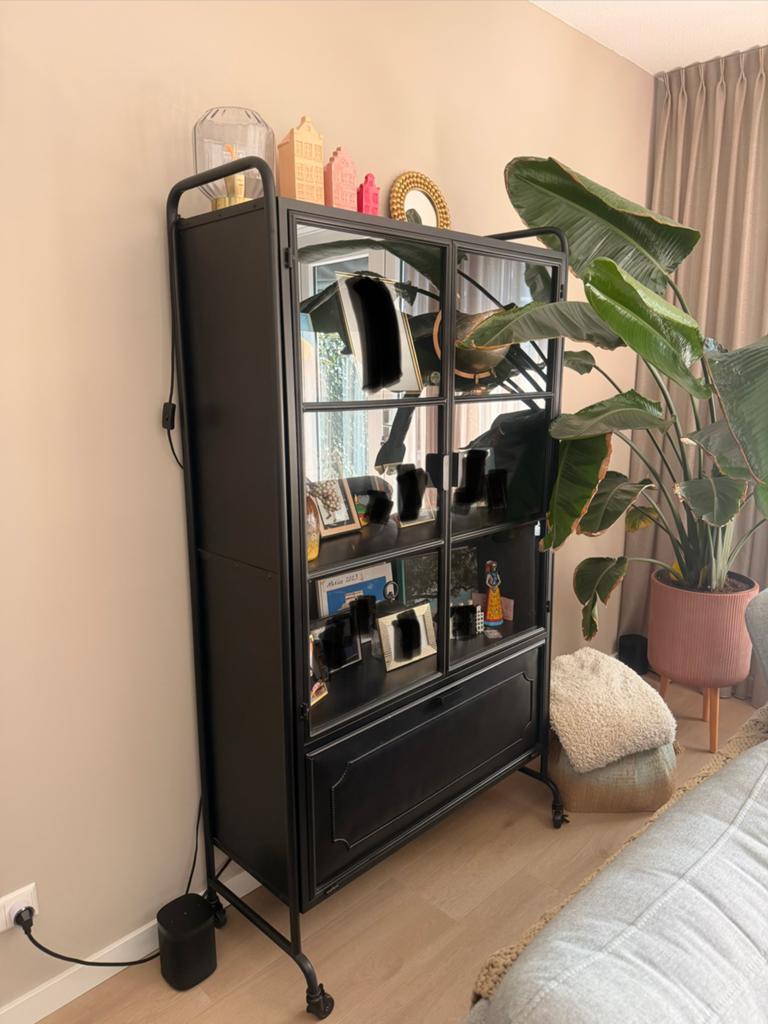 Zwarte metalen kast met wieltjes, Ophalen, 100 tot 150 cm, Glas, 150 tot 200 cm