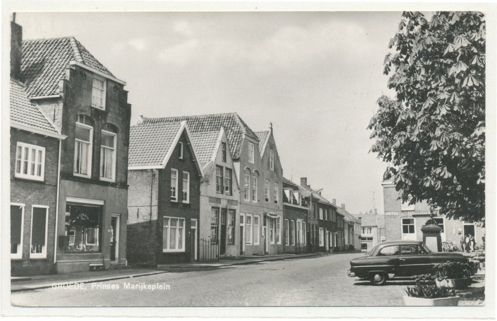 Groede - Prinses Marijkeplein (1) met oude auto 1976, Verzamelen, Ansichtkaarten | Nederland, Ophalen of Verzenden, 1960 tot 1980