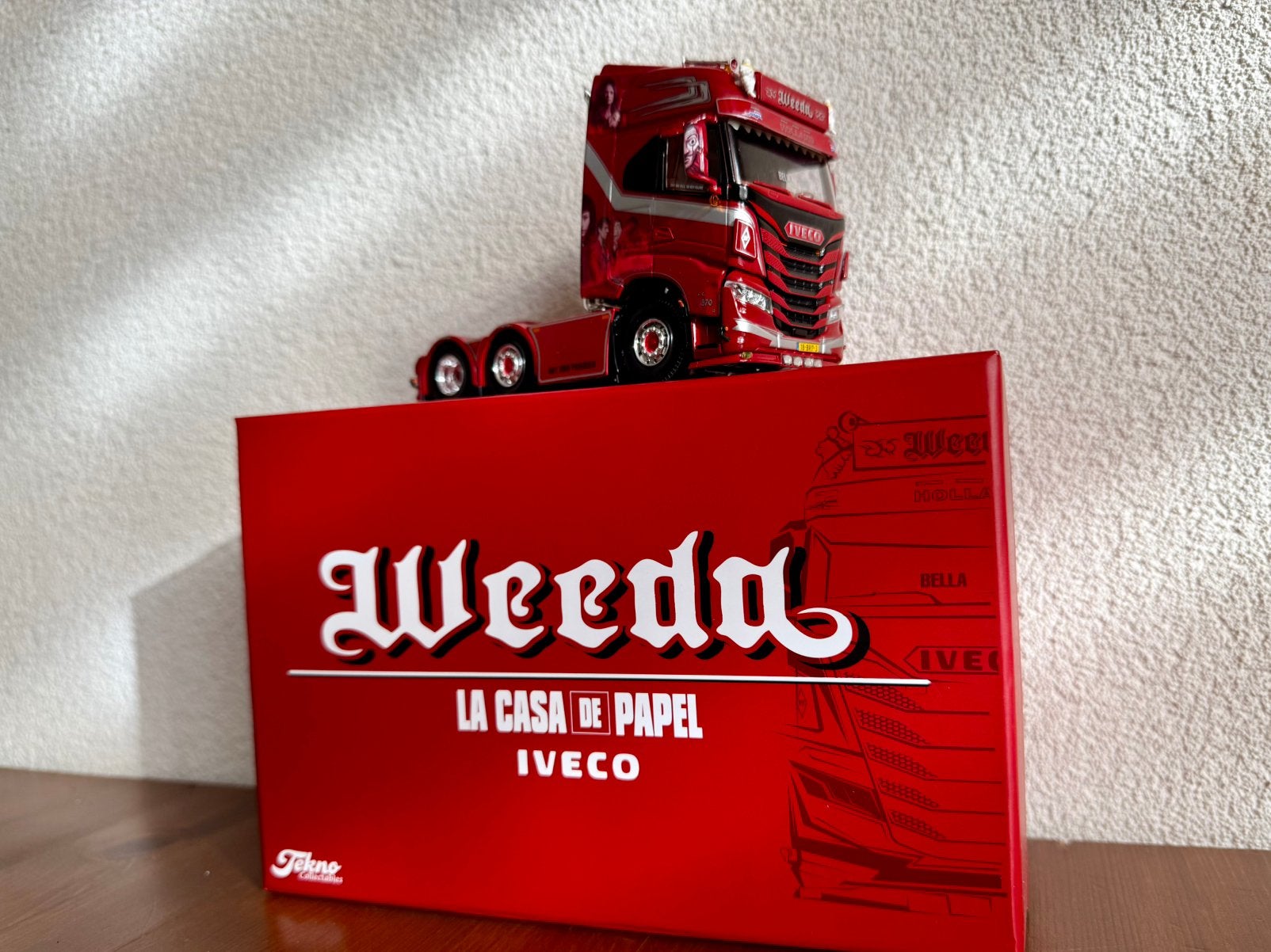 Tekno-WEEDA Iveco S-Way”La Casa de Papel”,certificaat nr:544, Ophalen of Verzenden, Zo goed als nieuw, Bus of Vrachtwagen, Tekno