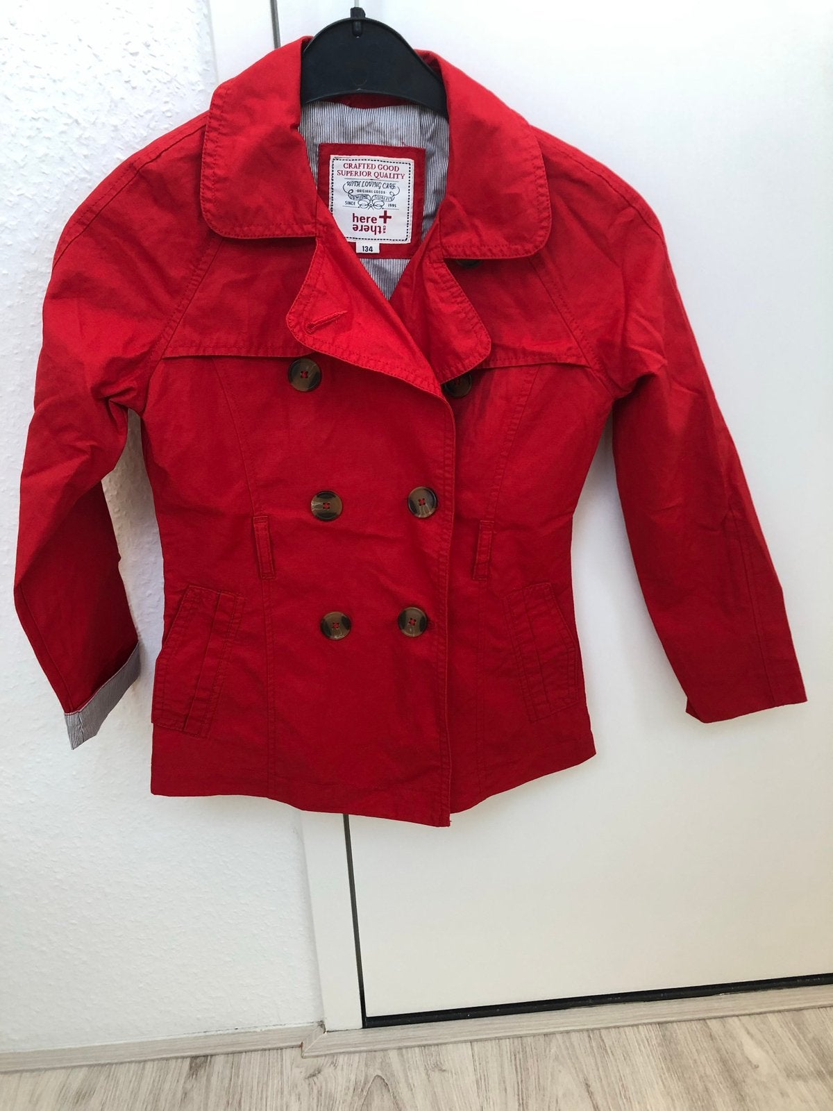 Nieuw jas trenchcoat rood maat 134, Ophalen of Verzenden, Nieuw, Meisje, Jas