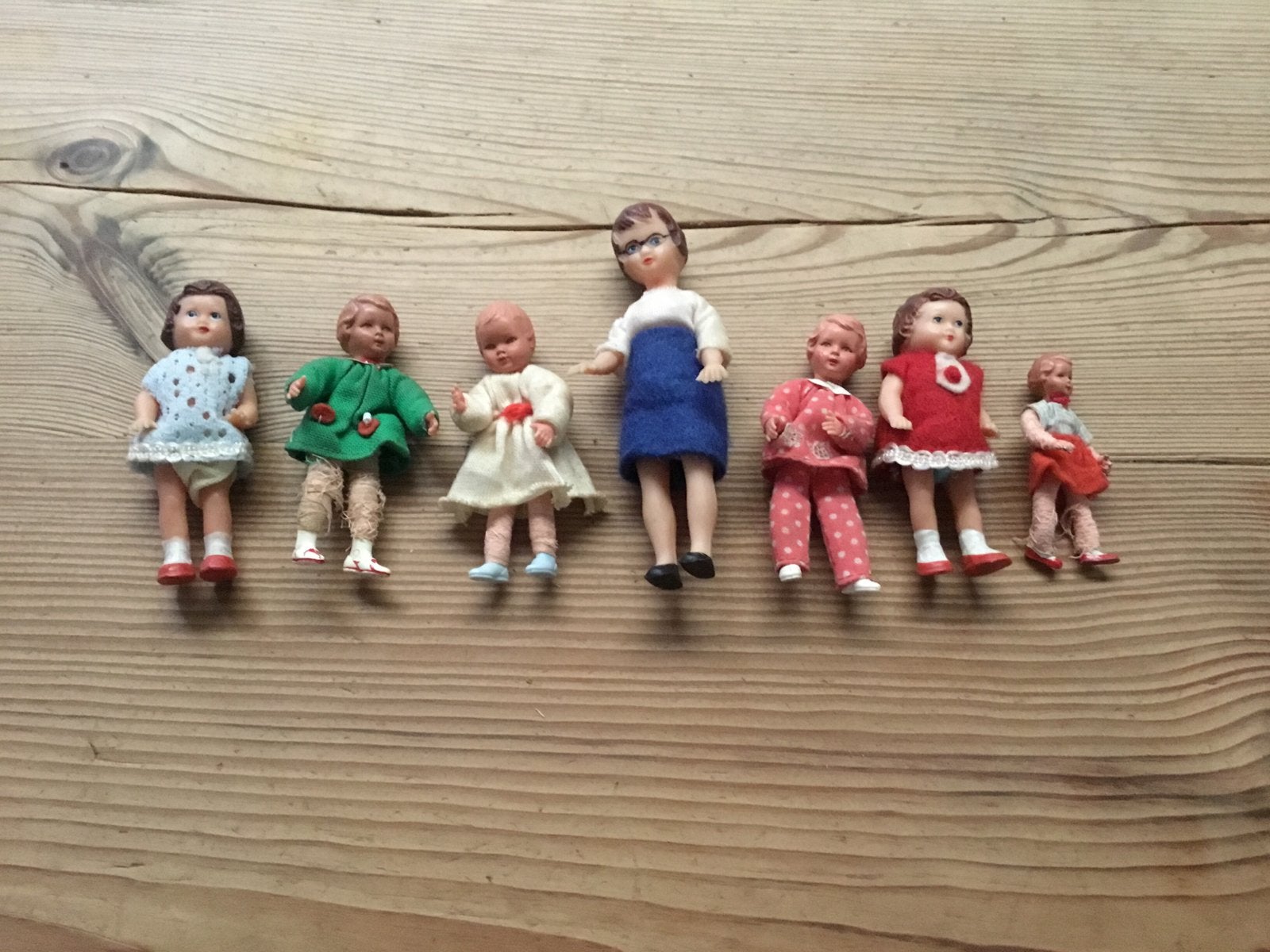 Set van 7 nostalgische poppenhuis poppetjes, Verzamelen, Poppen, Ophalen of Verzenden, Gebruikt, Pop