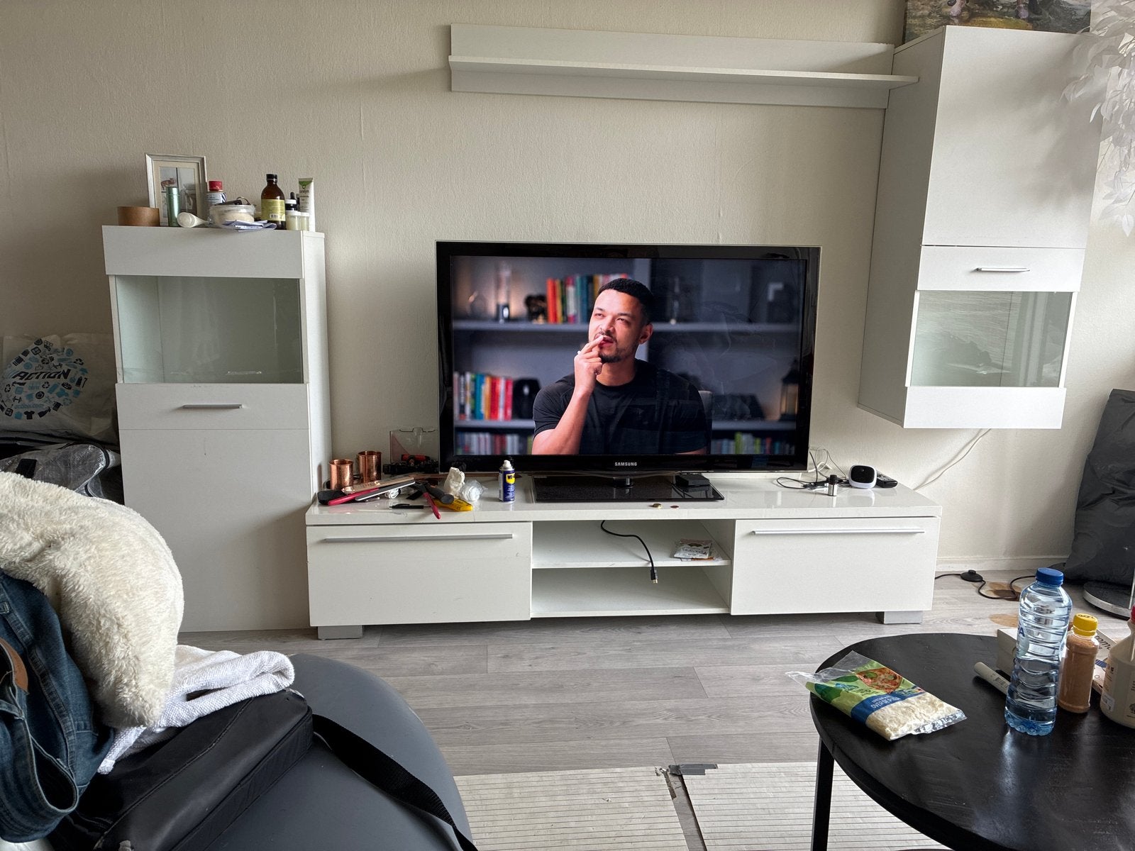 Moderne witte tv-meubel met opbergruimte, Ophalen, Kunststof, Gebruikt, 100 tot 150 cm