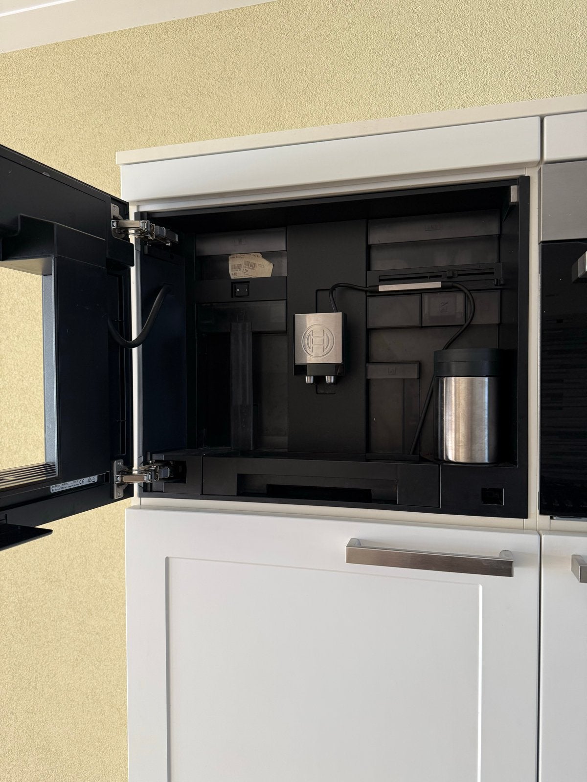 Foto 4 van Moderne witte keuken met Bosch apparatuur