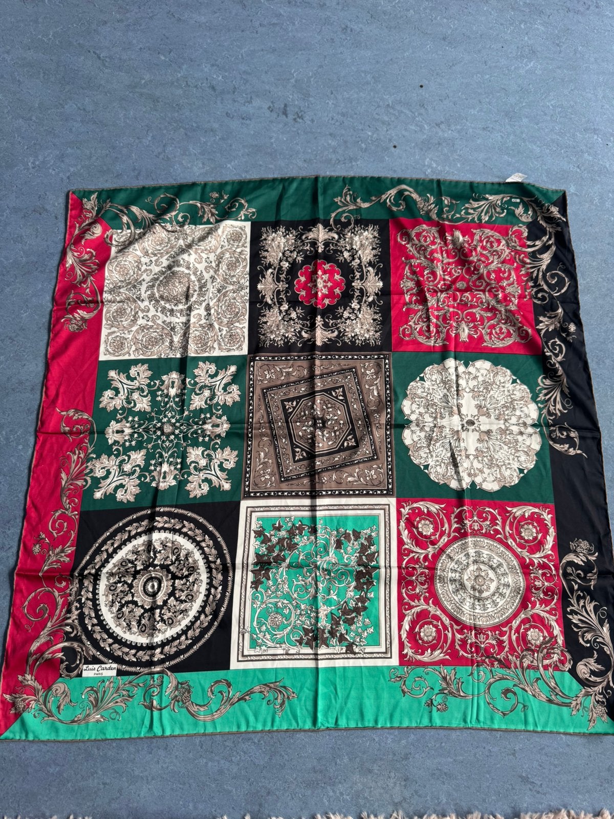 Luis Carden Paris  height 87 cm; width - 87 cm, Verzenden, Zo goed als nieuw, Maat 38/40 (M), Sjaal