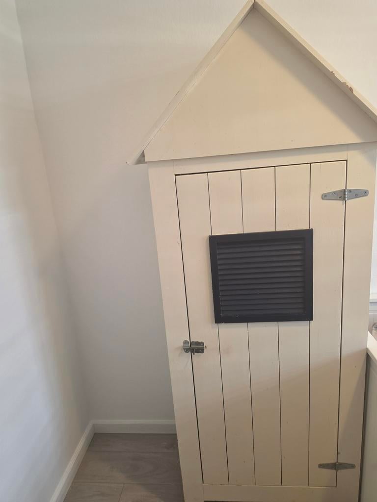 Te koop een mooie houten huis kledingkast, Kinderen en Baby's, Kinderkamer | Commodes en Kasten, Ophalen, Gebruikt, 105 cm of meer