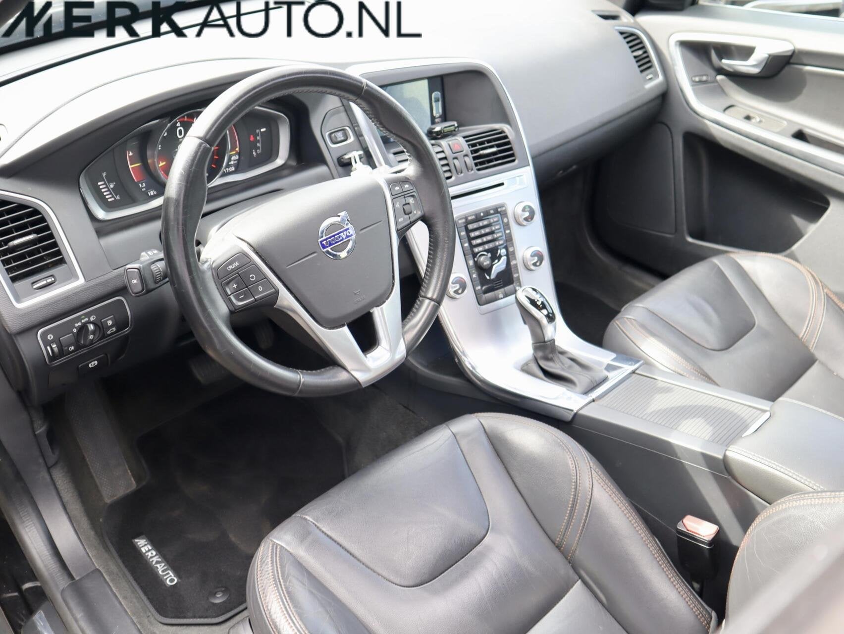Volvo XC60 2.0 T5 FWD Polar+, Panodak,TrekhaakDealer onderho, Auto's, Volvo, 15 km/l, 4 cilinders, 1969 cc, Zwart