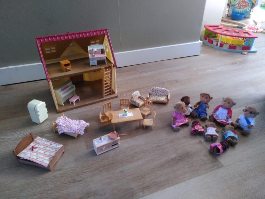 Sylvanian Families Huis met Meubels en Familie aap, Ophalen of Verzenden, Zo goed als nieuw, Poppenhuis