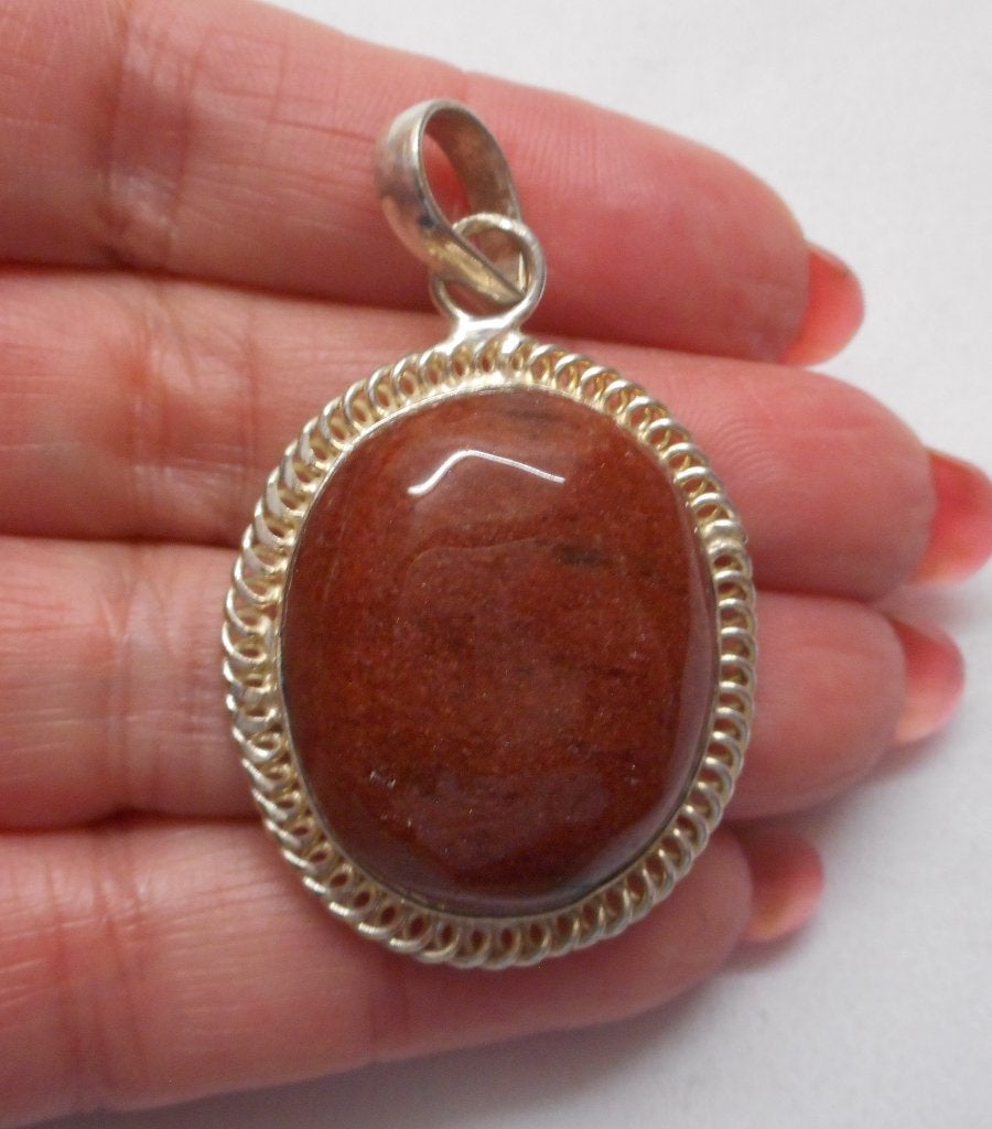 Zilveren grote hanger met rood/bruine steen nr.133