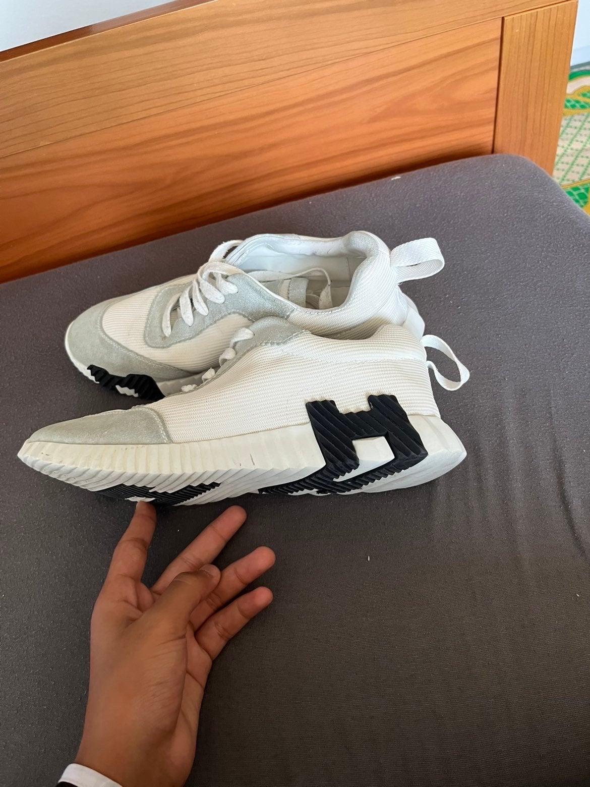Hermes schoenen maat 43 - Gedragen maar in goede staat, Ophalen, Gedragen, Wit, Sneakers of Gympen