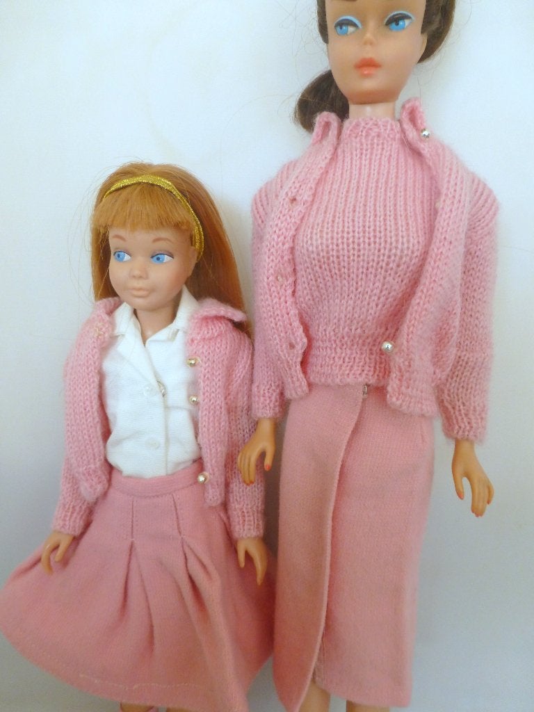 Vintage Barbie Knitting Pretty 1963, Verzamelen, Poppen, Ophalen of Verzenden, Zo goed als nieuw, Kleertjes