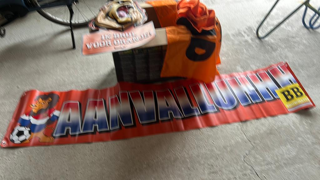 Doos vol oranje spullen, Ophalen