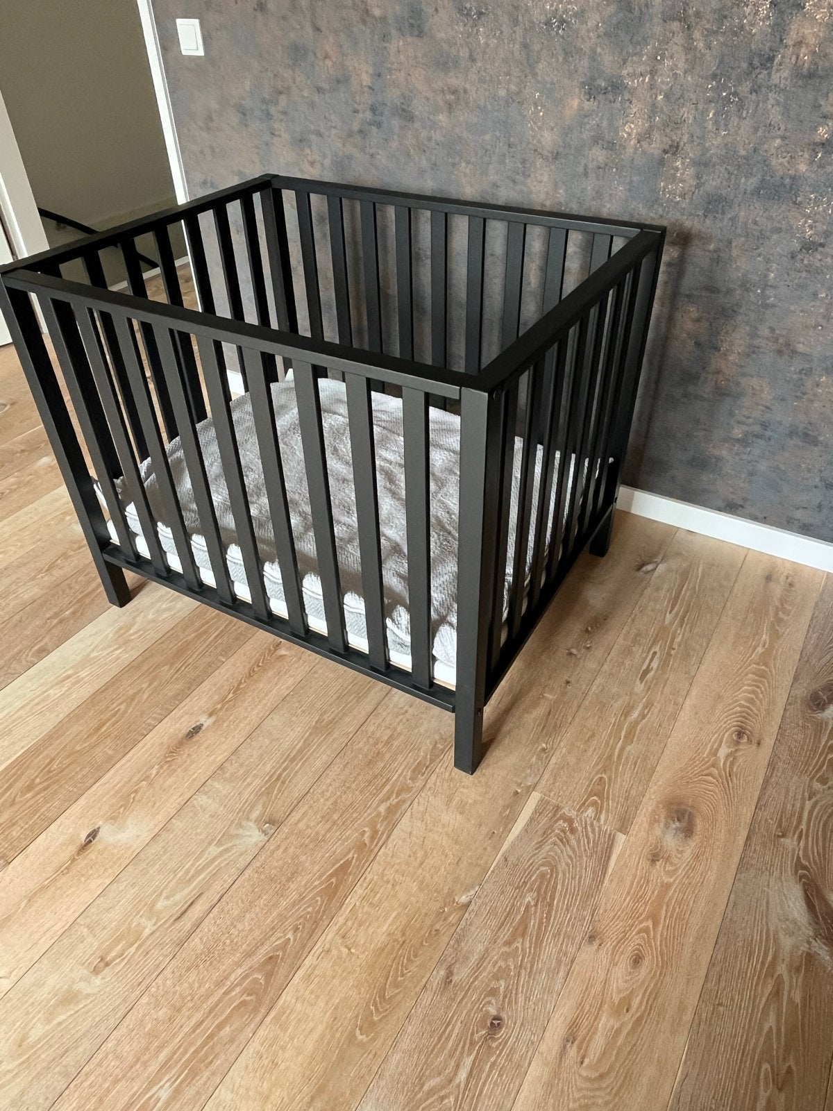TWF Fleur Box Zwart met Puck Matras en Koeka Boxkleed, Kinderen en Baby's, Boxen, Ophalen, Zo goed als nieuw, Rechthoekig, Boxkleed