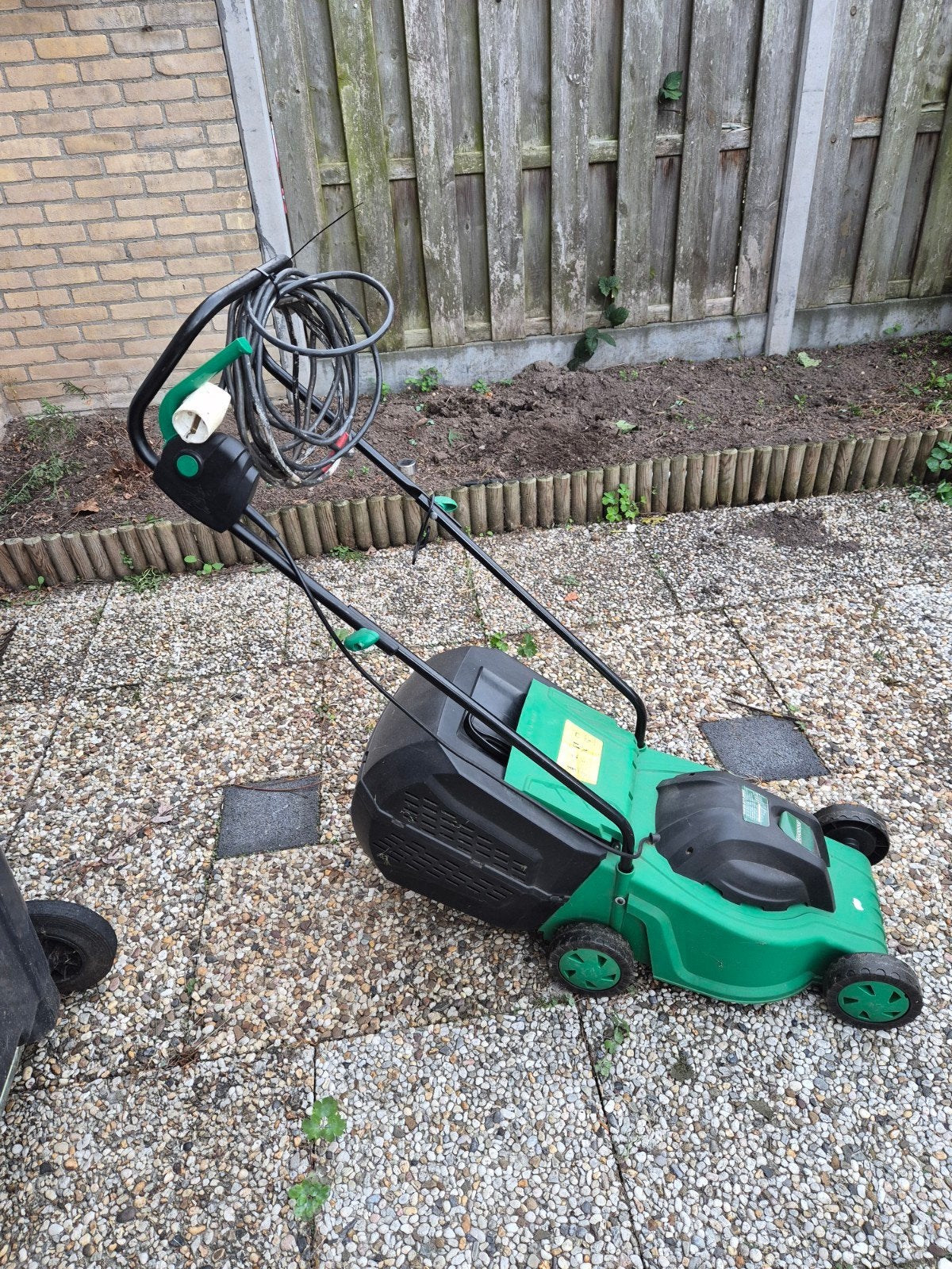 Te koop elektrische grasmaaier met opvangbak, Ophalen, Gebruikt