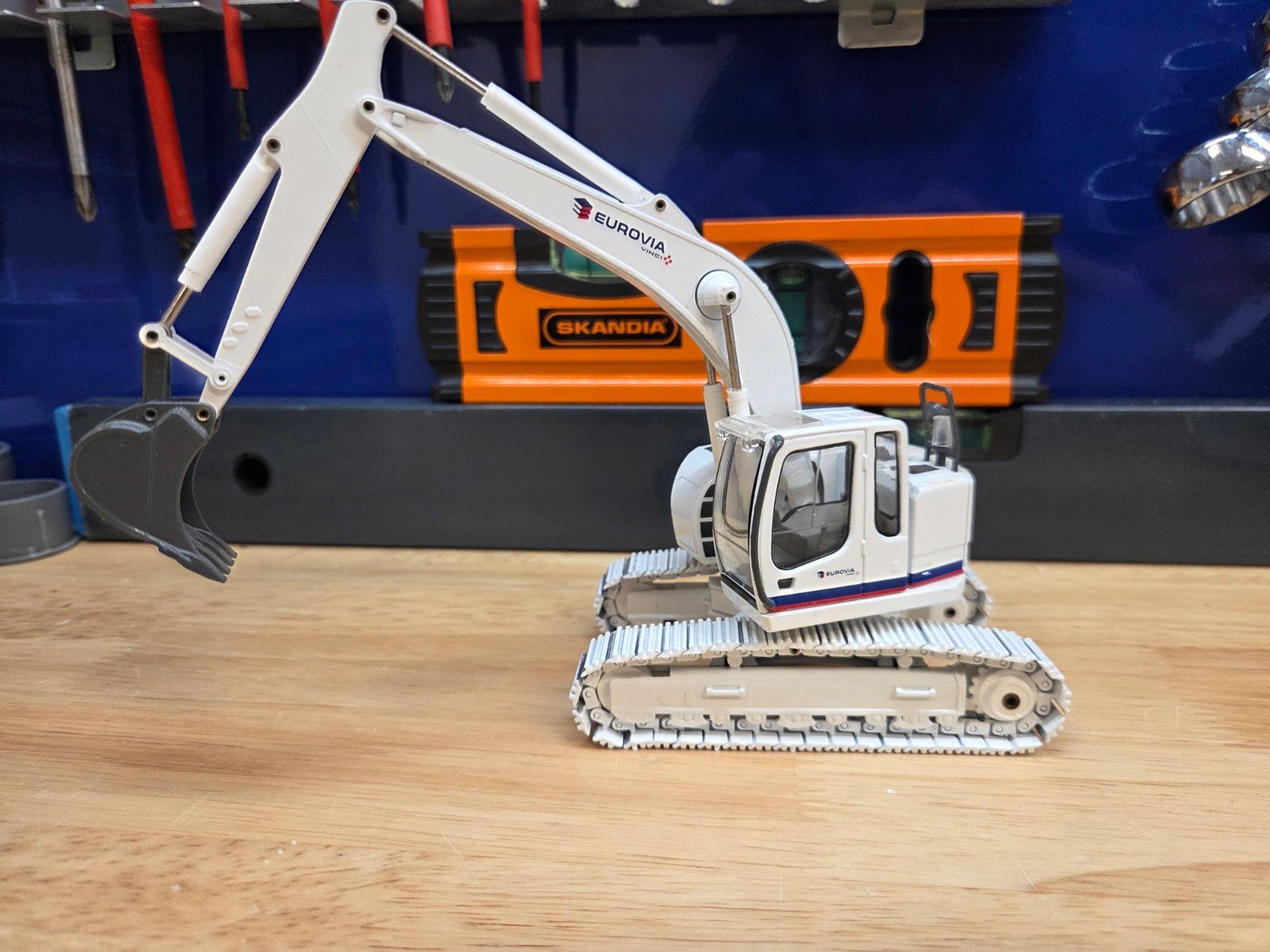 CONRAD Liebherr R 924 compact Rupskraan EUROVIA, Hobby en Vrije tijd, Modelauto's | 1:50, Ophalen of Verzenden, Zo goed als nieuw