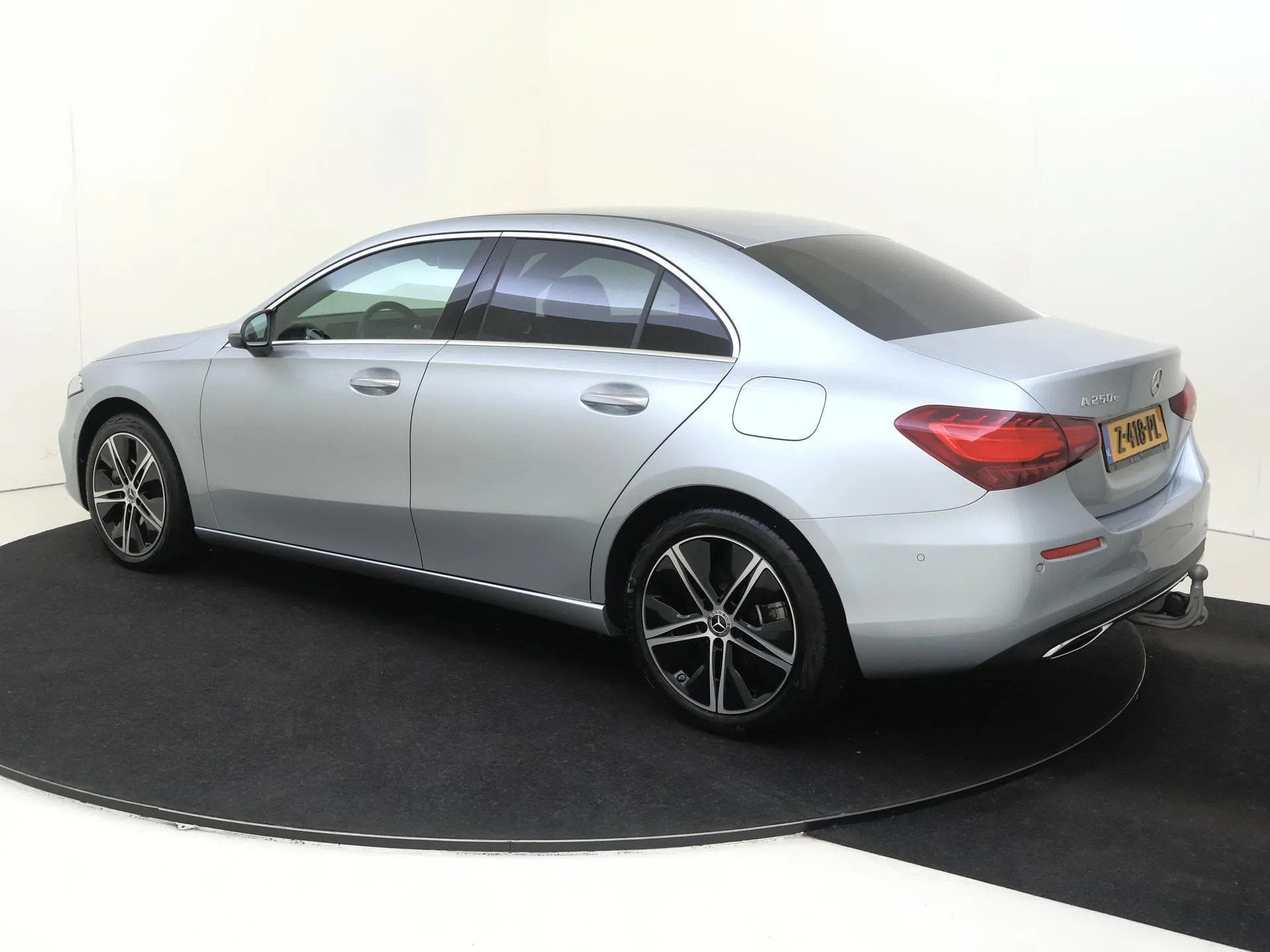 Mercedes-Benz A-Klasse 250 e Luxury Line (bj 2024), Gebruikt, Stoelverwarming, Bedrijf, Hybride Elektrisch/Benzine