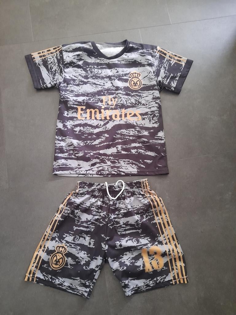 Voebalsetje real Madrid
Ongeveer maat 152
Igs, Maat XS of kleiner, Ophalen of Verzenden, Shirt