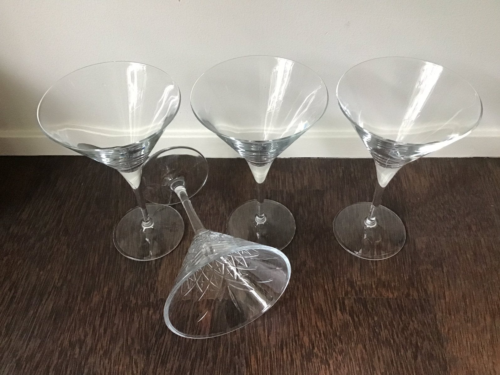 4 Cocktail of Martini glazen waarvan 1 met geslepen decor, Ophalen of Verzenden, Zo goed als nieuw, Overige typen