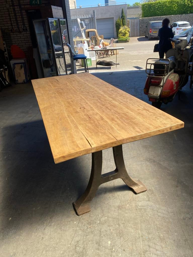 Robuuste Eikenhouten Eettafel met Gietijzeren Onderstel, Antiek en Kunst, Antiek | Meubels | Tafels, Ophalen of Verzenden