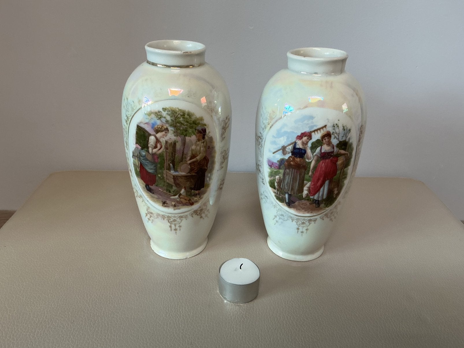 Twee vazen met afbeelding, Ophalen