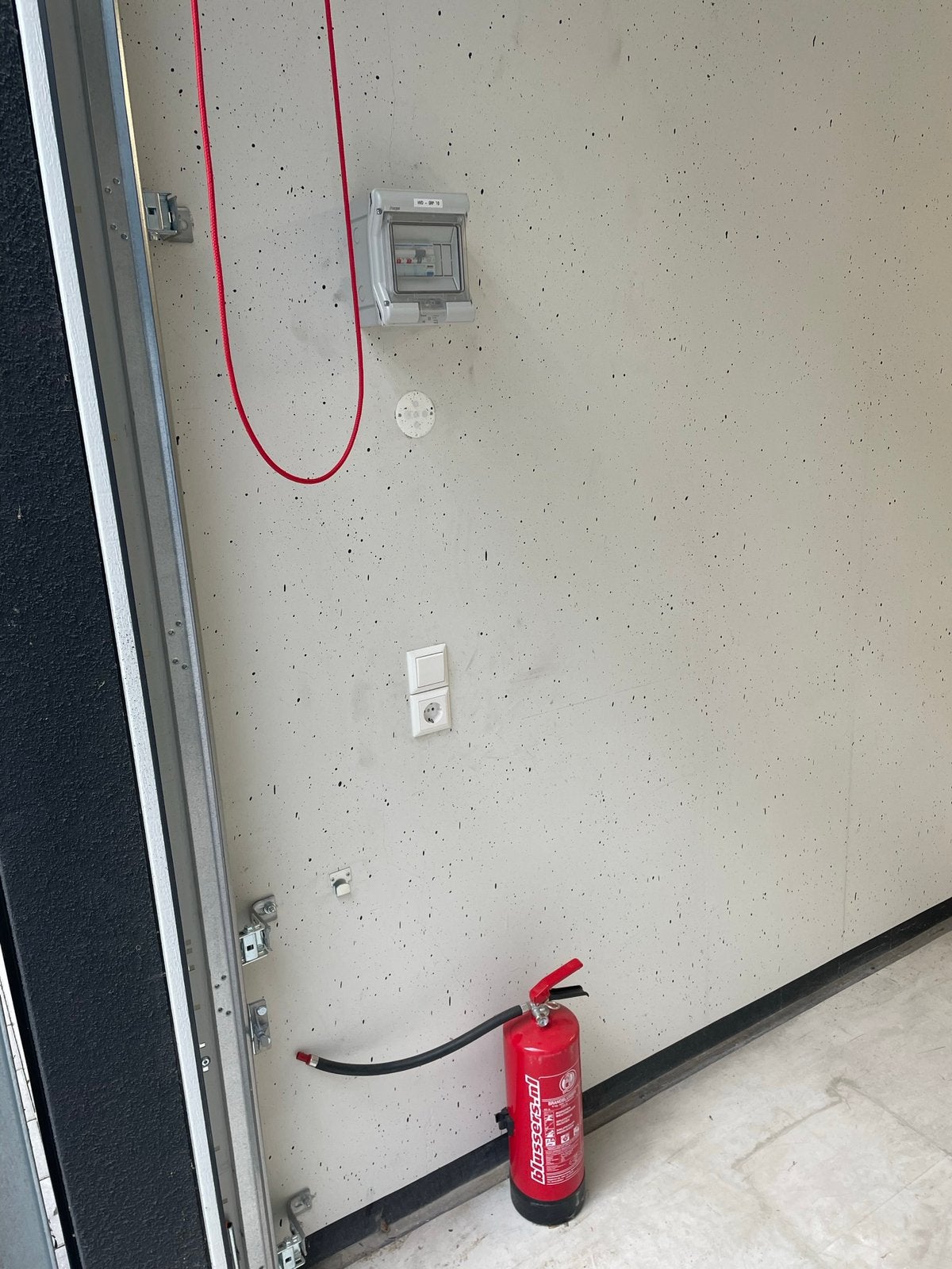 Te huur XL Garagebox/ werkruimte Rotterdam 31m, met elektra