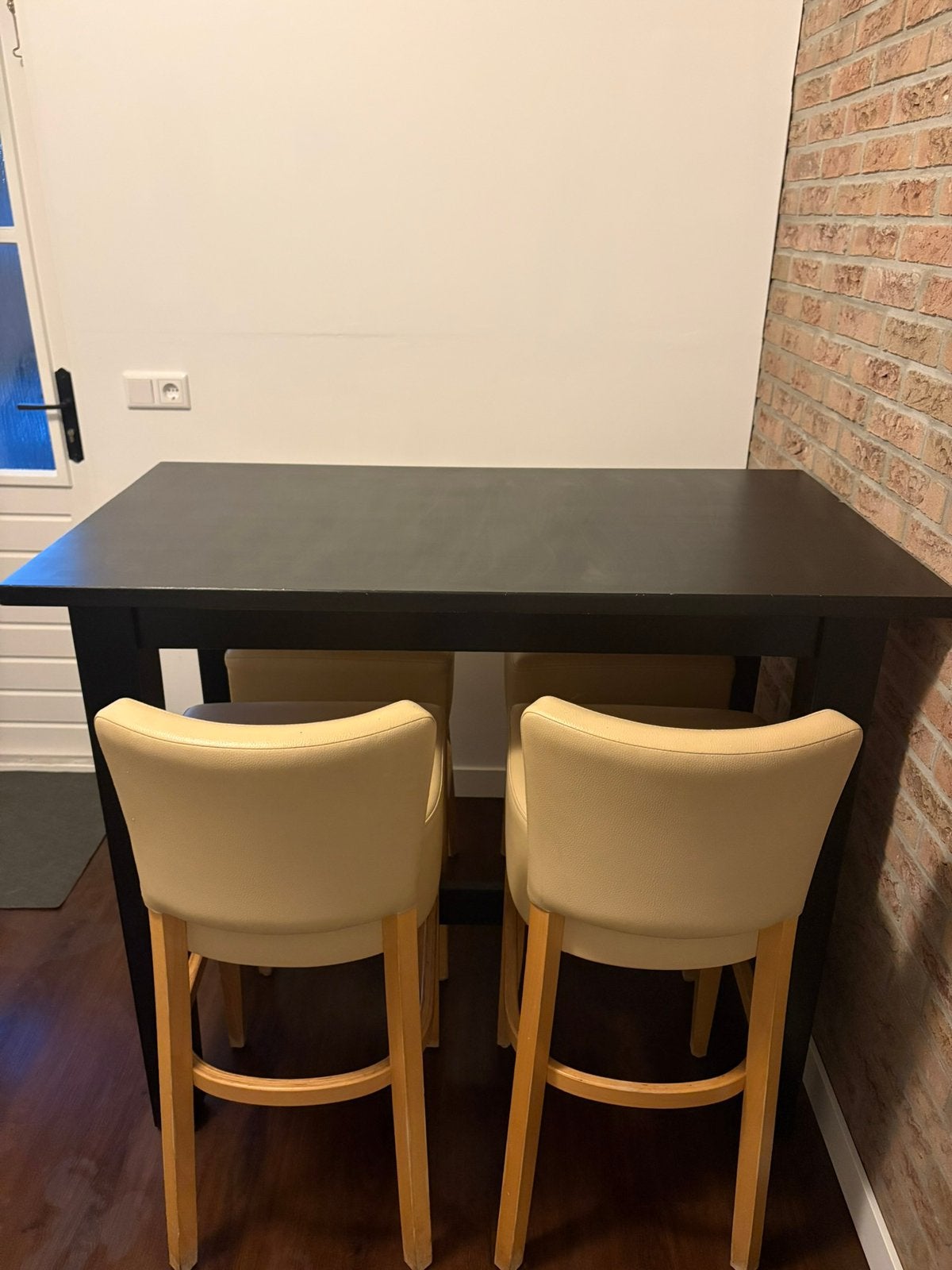 Hoge zwarte bartafel met 4 beige krukken, Ophalen, Gebruikt