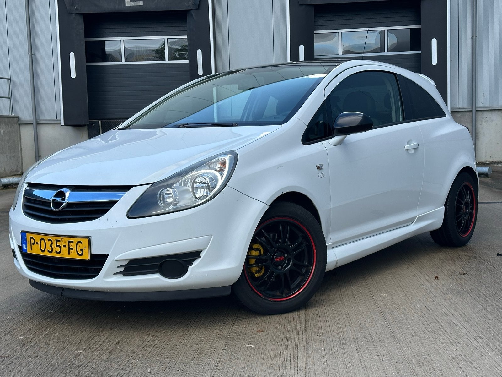 Opel Corsa 1.2 16V 3D 2009 Wit, Auto's, 450 kg, 40 €/maand, Zwart, 4 cilinders