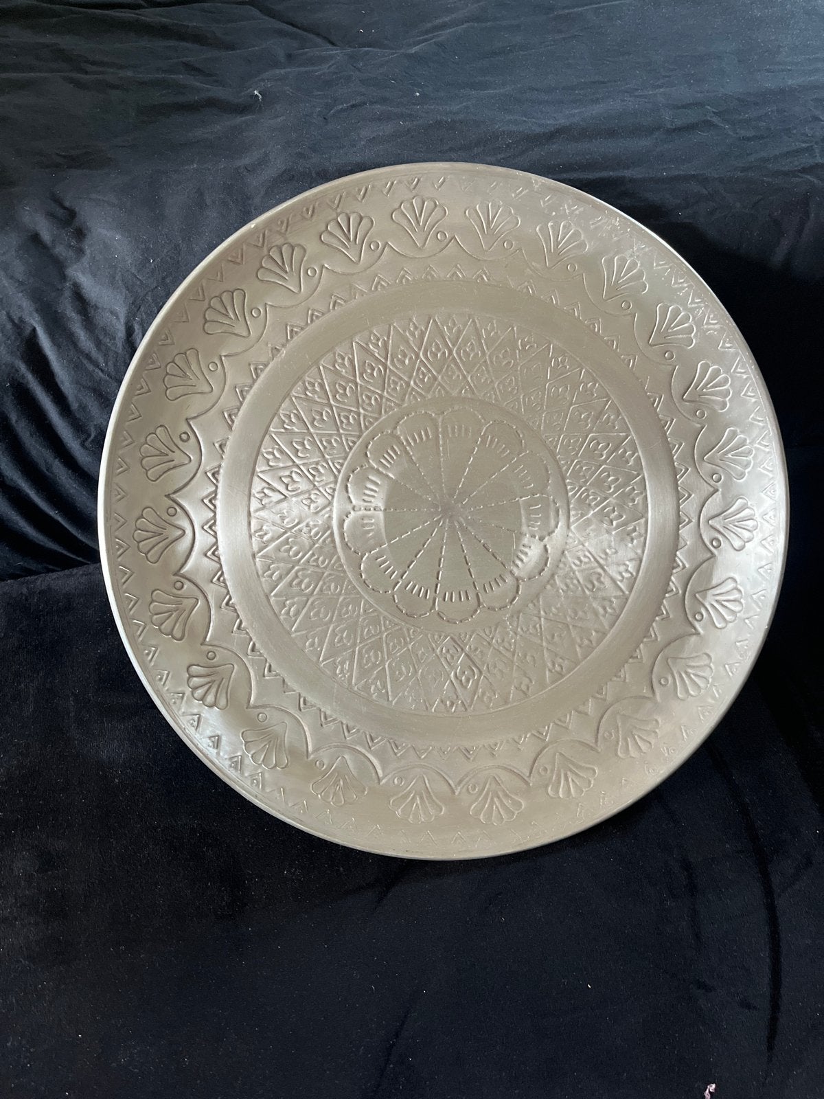 Decoratieve metalen schaal met reliëfpatroon, Ophalen of Verzenden