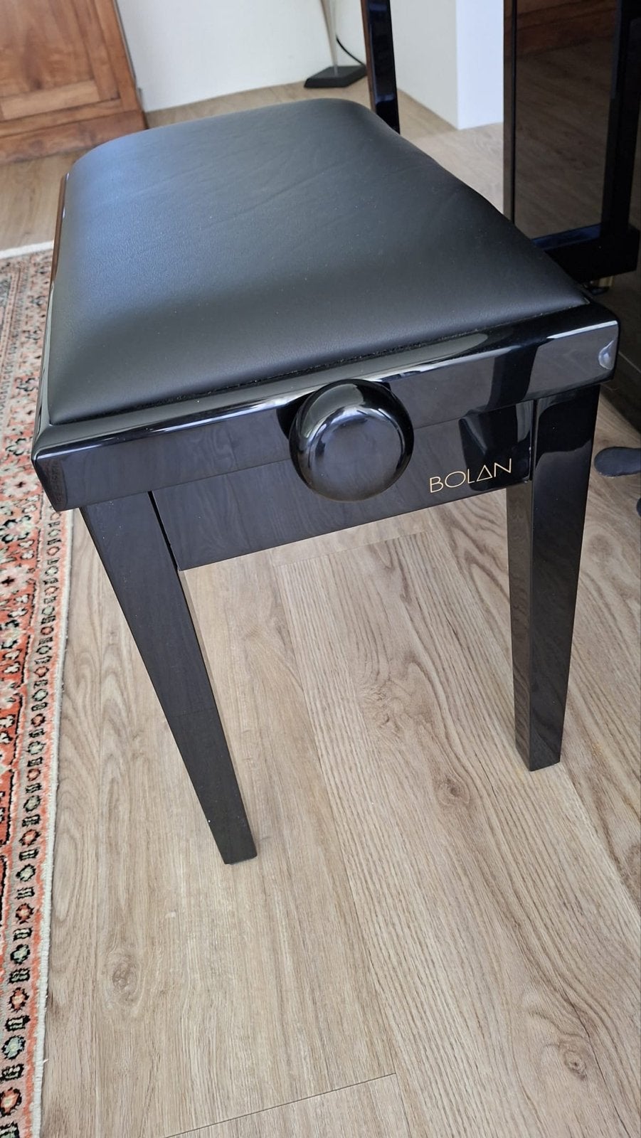 W. Hoffmann Piano - Zwart Hoogglans met Bolan Pianobank, Zwart, Ophalen of Verzenden, Zo goed als nieuw, Piano