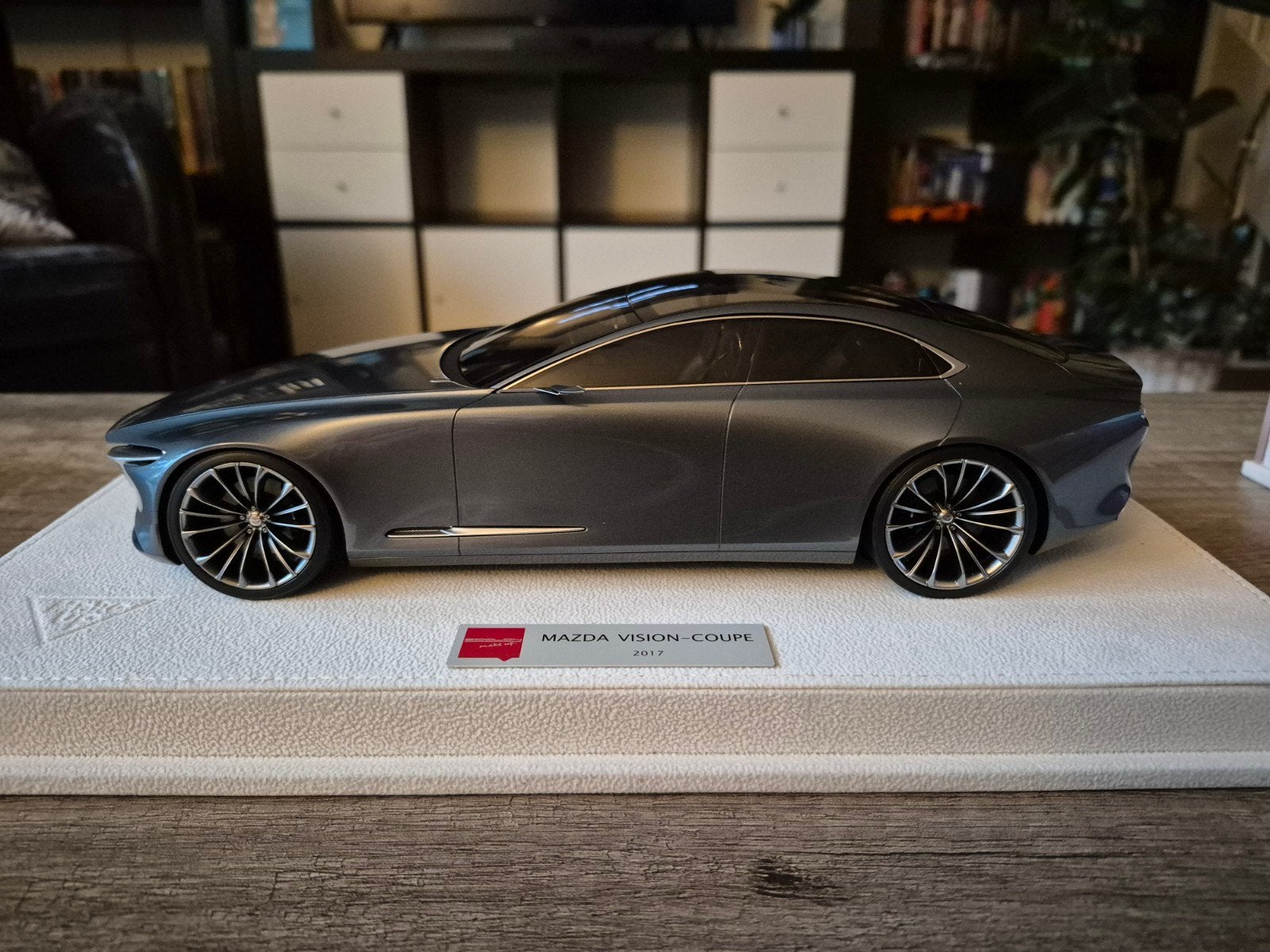 Make-Up Eidolon Mazda Vision Coupe 2017 I 1:18 I met cover, Ophalen of Verzenden, Zo goed als nieuw, Auto, Overige merken