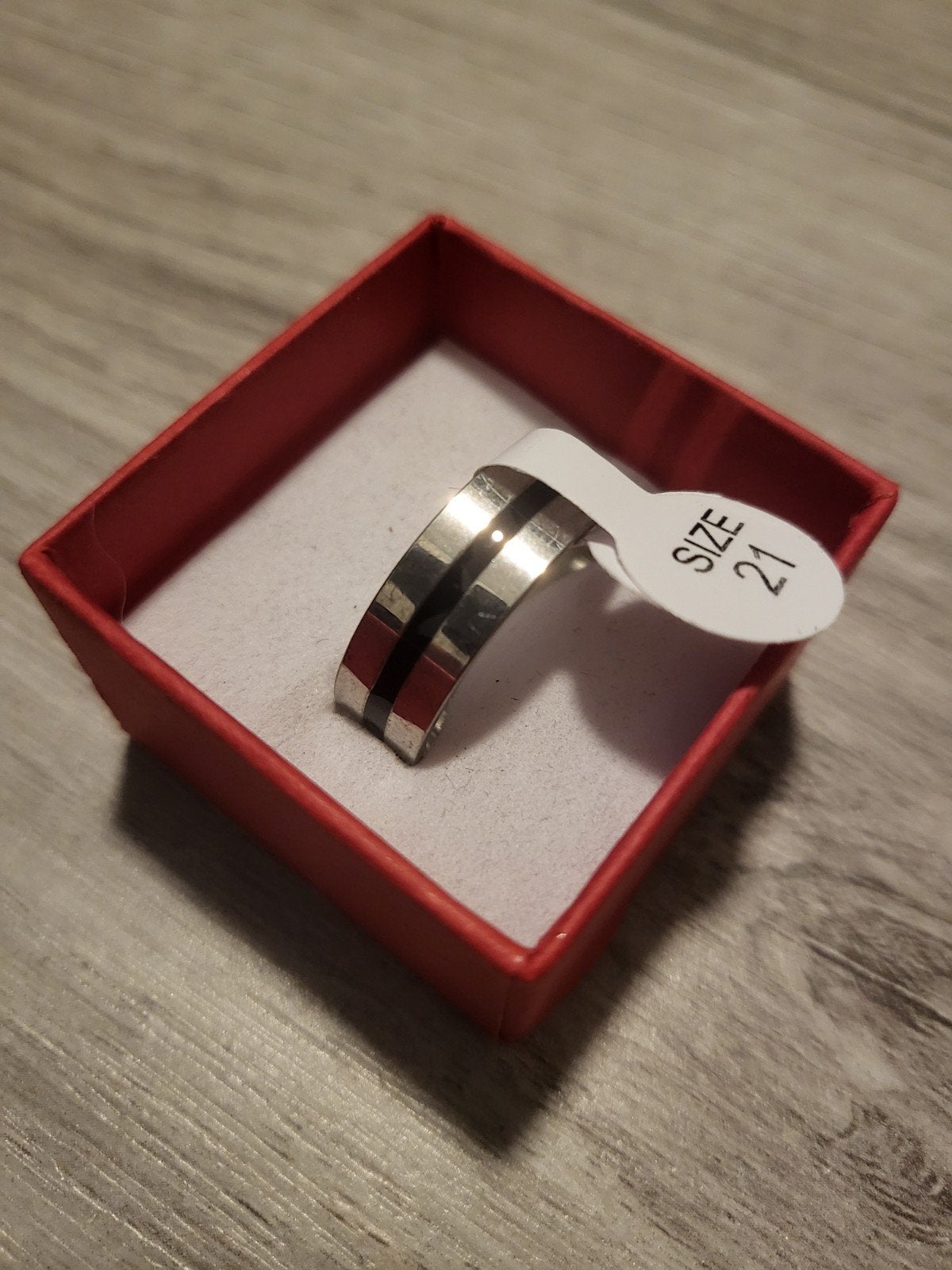 Nieuwe zilverkleurige ring met zwarte streep, maat 21, 20 of groter, IJzer of Staal, Nieuw, Ophalen of Verzenden
