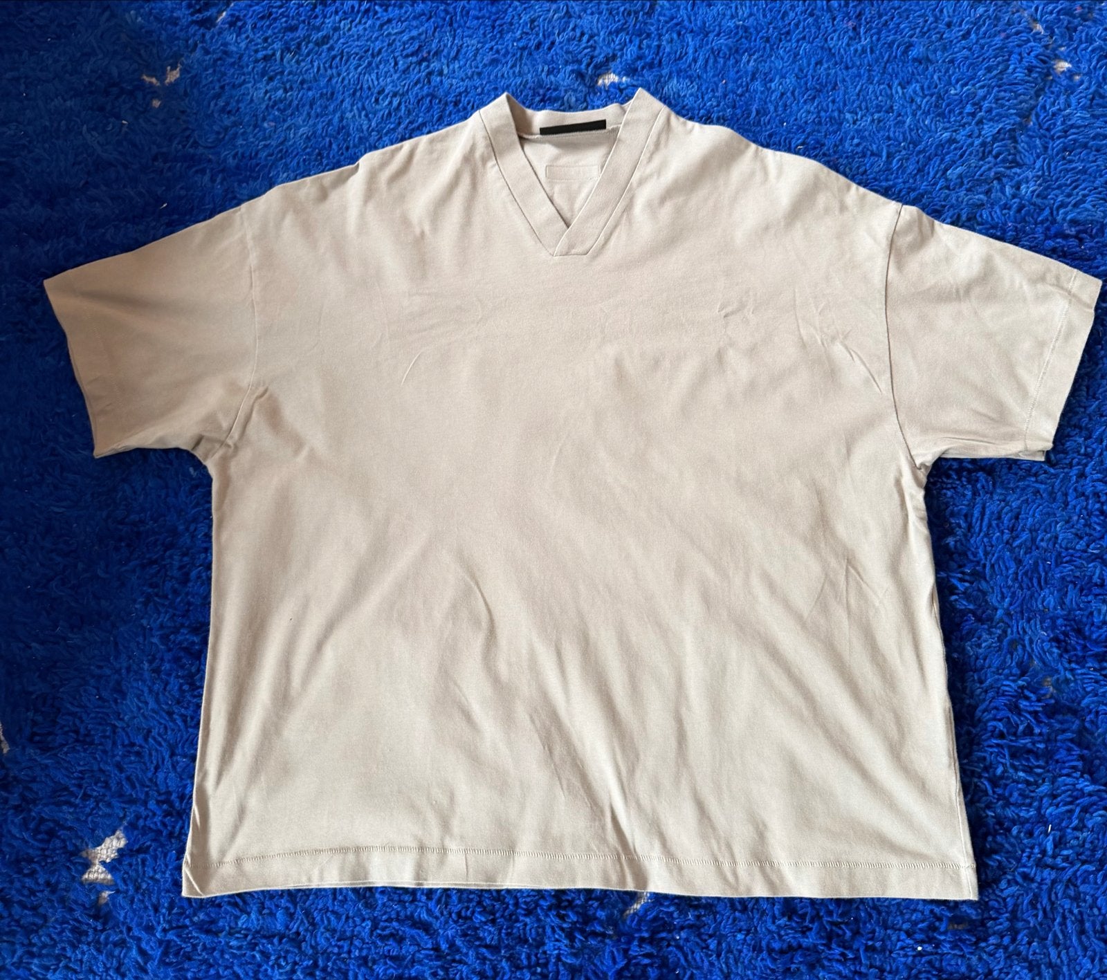Fear of God Essentials Oversized V-neck Tee - Maat M - Beige, Ophalen of Verzenden, Zo goed als nieuw, Maat 48/50 (M), Beige