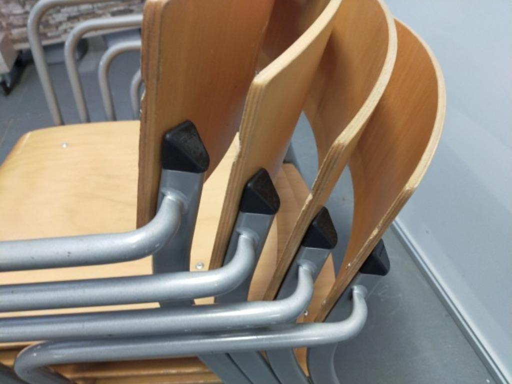 GROTE PARTIJ Ahrend houten stoelen stapelbaar, Huis en Inrichting, Stoelen, Ophalen of Verzenden, Gebruikt, Grijs, Vijf, Zes of meer stoelen