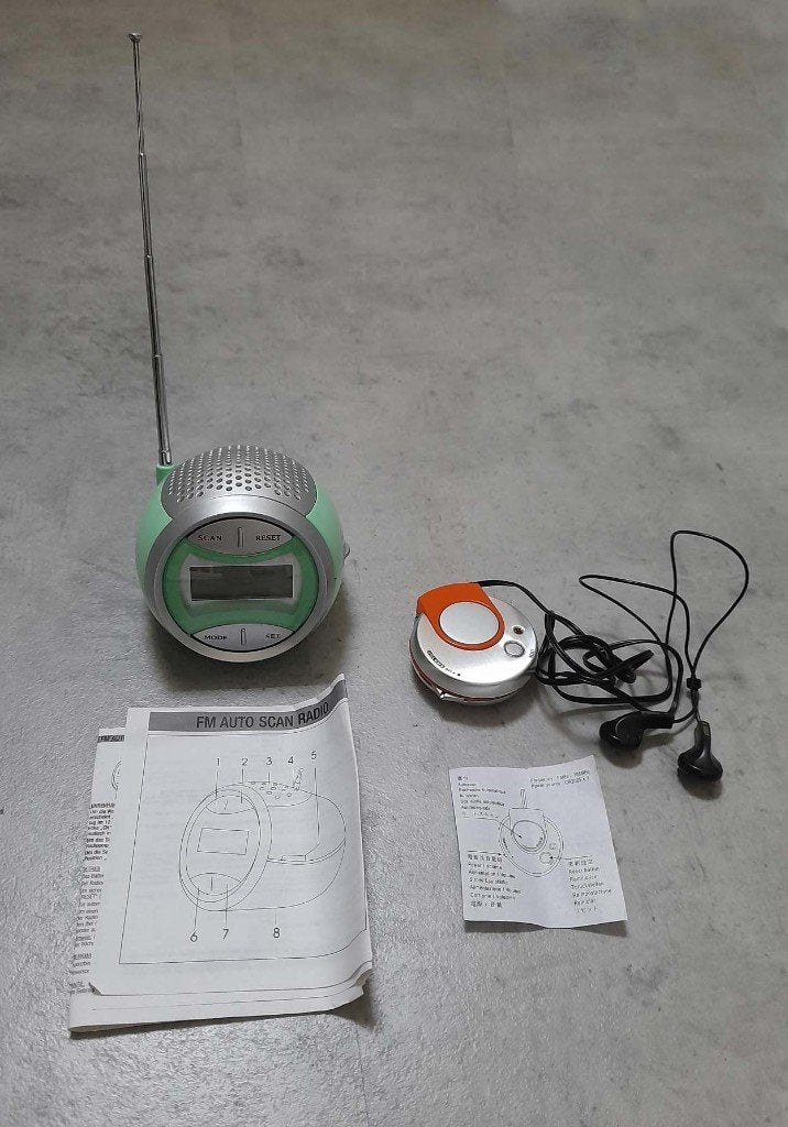 2 compacte FM RADIO's op batterijen. Met gebruiksaanwijzing., Ophalen of Verzenden, Zo goed als nieuw, Transistorradio