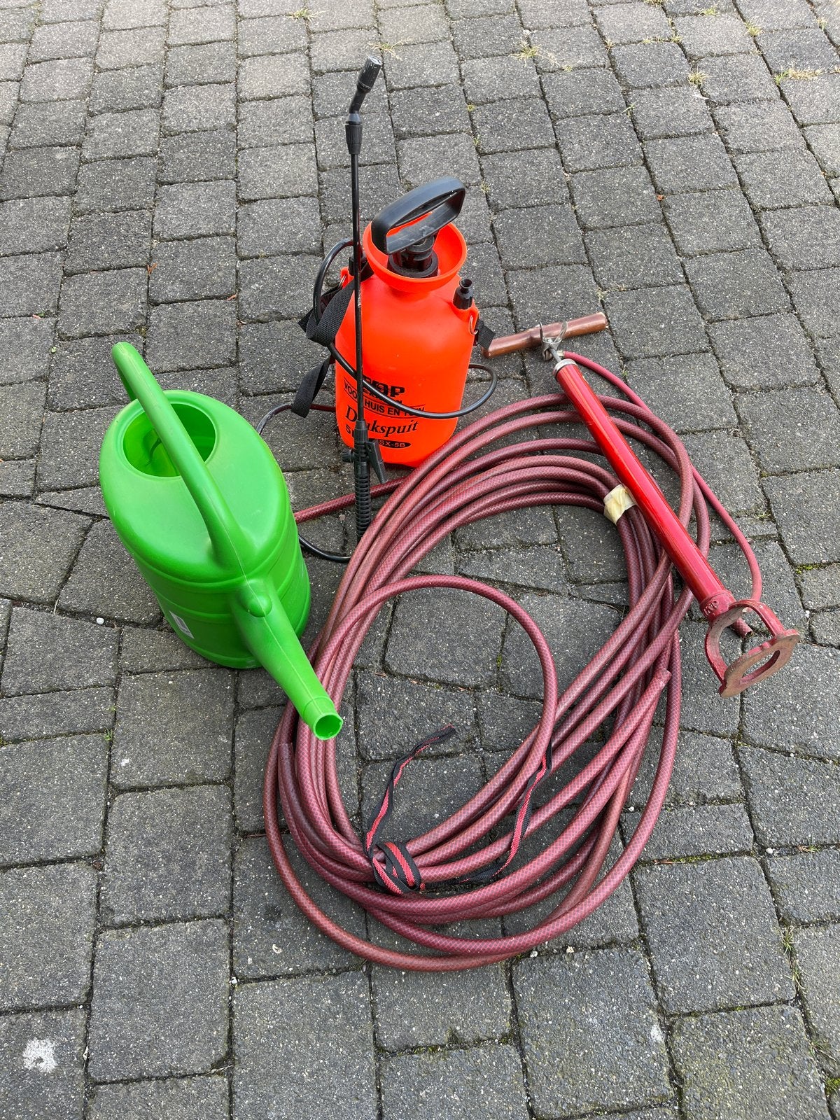 Tuinmaterialen: gieter, drukspuit en tuinslang gratis ophale, Ophalen of Verzenden, Gebruikt, Overige typen
