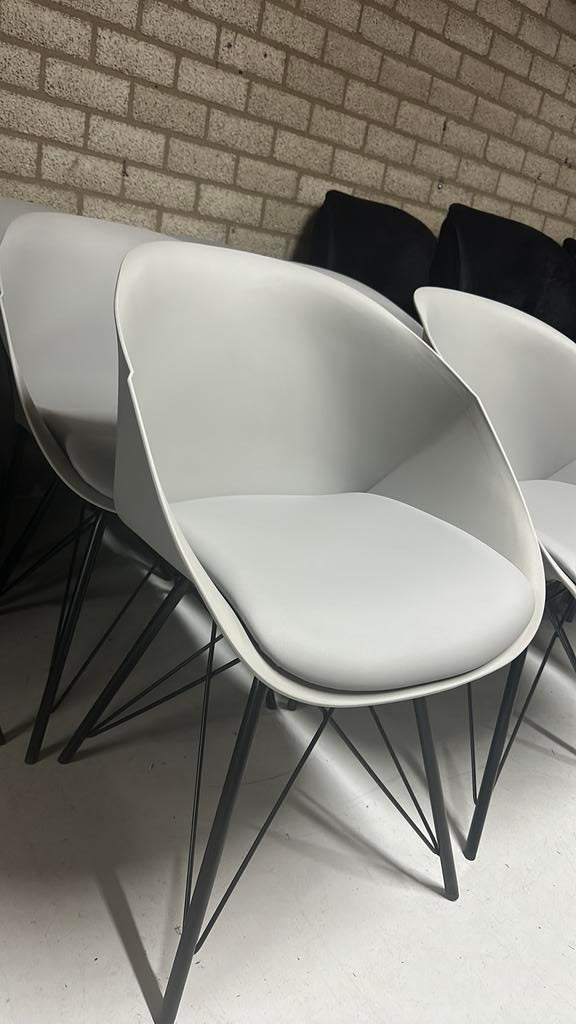Moderne grijze stoelen met metalen onderstel, Kunststof, Nieuw, Ophalen of Verzenden, Grijs