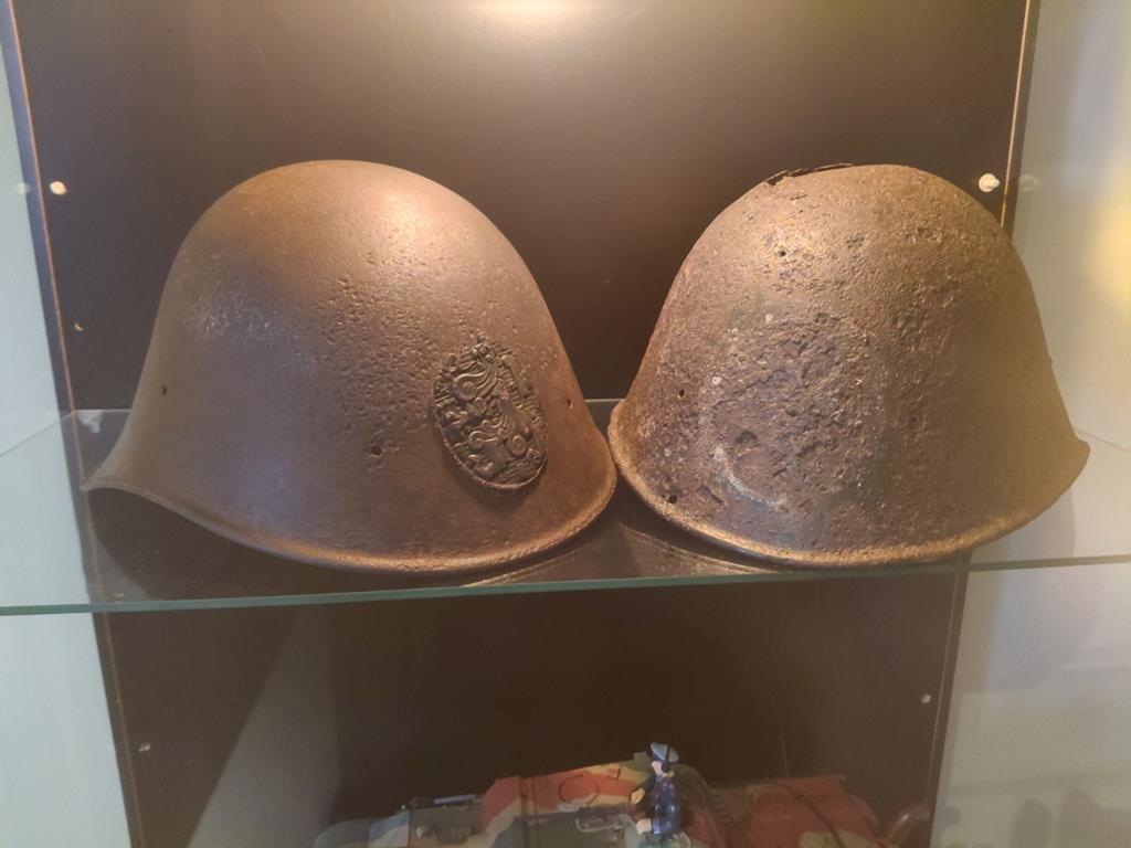 2 nederlandse helmen bodemvondst, Verzamelen, Ophalen of Verzenden, Nederland, Helm of Baret